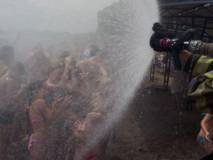 Празднующих мариупольцев облили двумя тоннами воды (ФОТО+ВИДЕО)