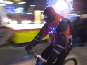 Новогодний бум сияния: В Мариуполе обнаружен сияющий велосипедист (ФОТО)