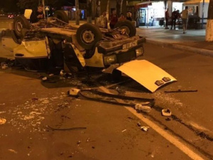В Мариуполе столкнулись легковушки: от удара машину перевернуло