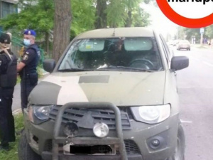 Мариупольцы окружили машину с пьяным военным, после резонансного ДТП на Восточном