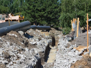 Замену трубопровода в центре Мариуполя планируют завершить в сентябре (ФОТО)