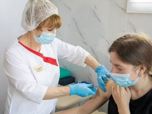 Непривитых отстранят от работы: для каких профессий вакцинация в Украине стала обязательной