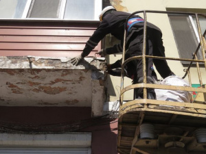 В Мариуполе матросы и водолазы спасают горожан от «балконной бомбардировки» (ФОТО+ВИДЕО)