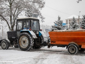 На уборку улиц Мариуполя от снега выведено 50 единиц спецтехники