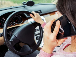 В Мариуполе женщину-водителя оштрафовали за разговор по телефону (ВИДЕО)
