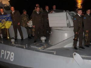 К мариупольским военным морякам в Сочельник пришел «вертеп в погонах» (ФОТО)