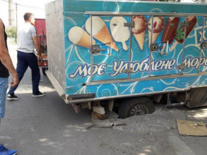 В Мариуполе провалился фургон с мороженым (ФОТО)