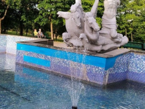 В мариупольском парке после реконструкции заработал фонтан с Посейдоном