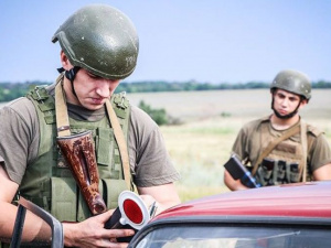 На дороге под Мариуполем военные задержали подозрительную группу (ФОТО)
