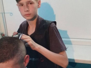 Пациентов военного госпиталя в Мариуполе бесплатно постриг подросток-парикмахер (ФОТО)