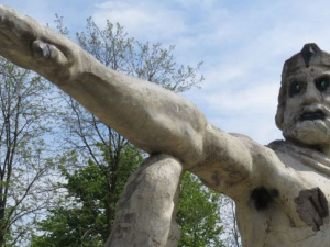Битва за Посейдон: мариупольцы просят не сносить скульптуру в Приморском парке