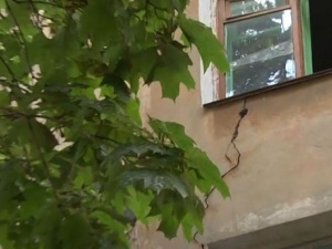 Жильцам проблемных домов в Мариуполе помогли депутаты и коммунальщики
