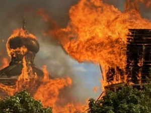 На Донетчине горит древний деревянный храм - с огнем борются 33 пожарных