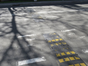 Опасный перекрёсток в Мариуполе остался без «лежачих полицейских» (ФОТОФАКТ)