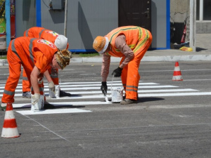 Для разметки дорог в Мариуполе приобрели 34 тонны краски (ФОТО)
