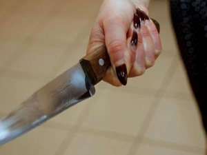 Смертельное застолье: на Донетчине ударом ножа в шею женщина убила знакомую