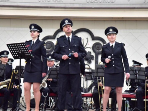 Оркестр полиции Донетчины сыграл на свадьбе в Ужгороде и сорвал аплодисменты в Хусте (ФОТО)