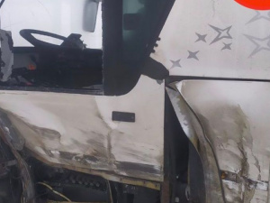 Под Мариуполем автобус столкнулся с военной машиной