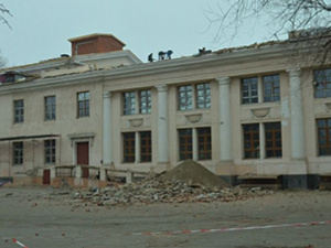 Закрыто на ремонт: в Мариуполе коллективы Городского дворца культуры временно сменили место занятий
