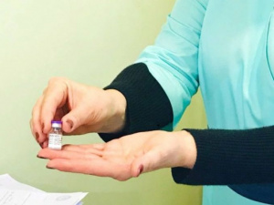 Жителей Мариуполя начали прививать вакциной «Pfizer»