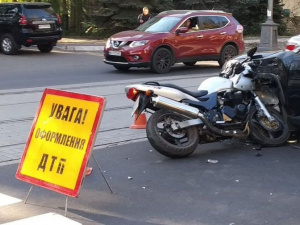 В Мариуполе «скорая» увезла мотоциклиста с места ДТП (ДОПОЛНЕНО)