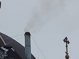 Мариупольцы жалуются на дымящую трубу строящейся гостиницы в центре города