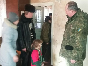 Под Мариуполем переселенка с тремя детьми терпела унижения от сожителя