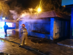 В Мариуполе загорелся киоск (ФОТО+ВИДЕО)