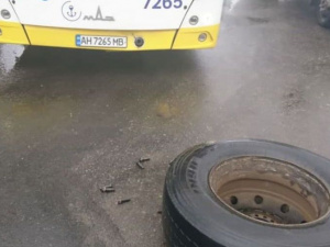 В Мариуполе колесо грузовика отлетело в коммунальный автобус и легковушку (ДОПОЛНЕНО)