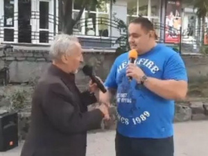 Мариупольский силач спел песню в центре города (ВИДЕО)