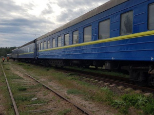 В Мариуполе опломбировали десятки пассажирских вагонов, стоящих около моря (ФОТО)