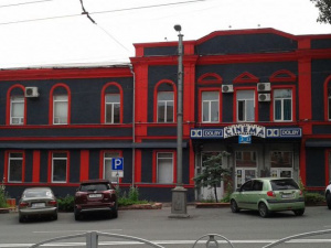 Мариупольцы сравнивают фасад кинотеатра «Победа» до и после ремонта