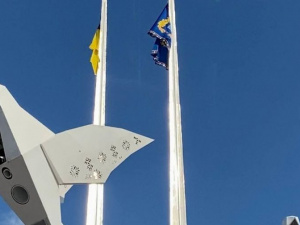 Символ единства и силы: над мариупольской площадью подняли сине-желтый флаг