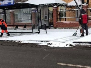 Мариупольским предпринимателям напомнили об обязанности убирать свою часть тротуара