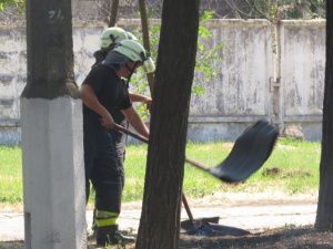 У воинской части в Мариуполе пожарные «швабрами» боролись с огнём (ФОТОФАКТ)