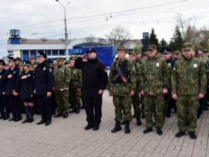 Почти 300 полицейских несут службу на кладбищах Мариуполя в поминальные дни