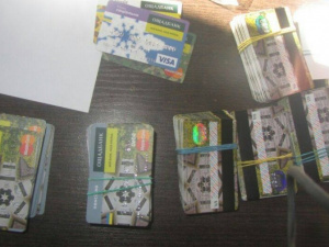 Пограничники задержали на Новотроицком женщину, которая везла из Донецка в Мариуполь 150 банковских карт