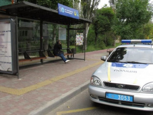 Драку до потери сознания устроили мужчины на остановке в Мариуполе