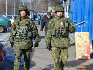 Полицейские Донецкой области помогают жителям Авдеевки с зарядкой телефонов