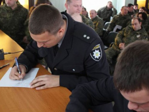 Полицейские из разных городов Донетчины собрали 2000 подписей против действий Парасюка