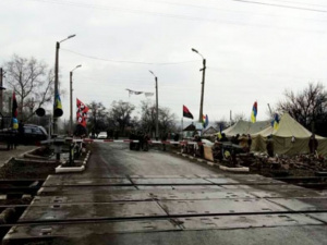 Полицейские контролируют ситуацию на станции Кривой Торец в Донецкой области