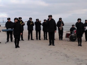 Полицейские записали ко Дню Соборности песню на побережье Азовского моря