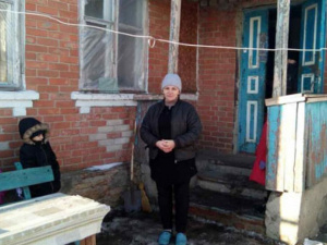 Полиция Донецкой области и волонтеры вернули в дом многодетной матери тепло