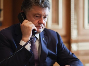 Порошенко по телефону рассказал Меркель о ситуации на Донбассе