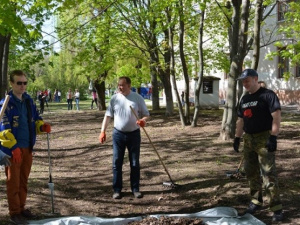 Последний общегородской субботник в Мариуполе собрал более 10 тысяч человек (ФОТО)