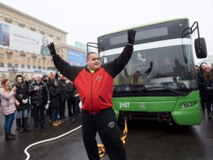 Мариупольский стронгмен протянул троллейбус весом 11 тонн с детьми внутри (ФОТО+ВИДЕО)