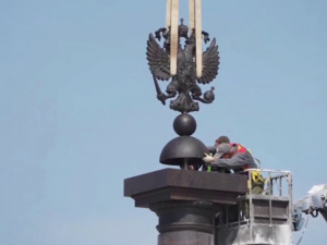 Росія встановлює “стелу слави” у зруйнованому Маріуполі: нова ганьба до 9 травня