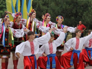 Мариуполь празднует День Конституции Украины (ФОТО)