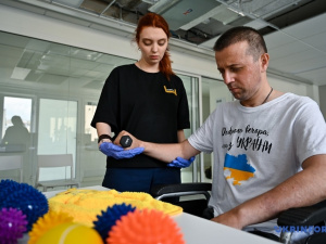Українські лікарі врятували зір «азовцю», якому уламок снаряду потрапив у мозок