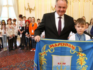 Президент Словакии развернул флаг Мариуполя